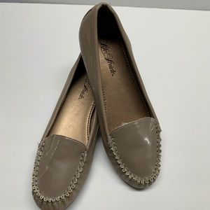 S20-  51  NWOB- LIFE STRIDE TAUPE LOAFERS